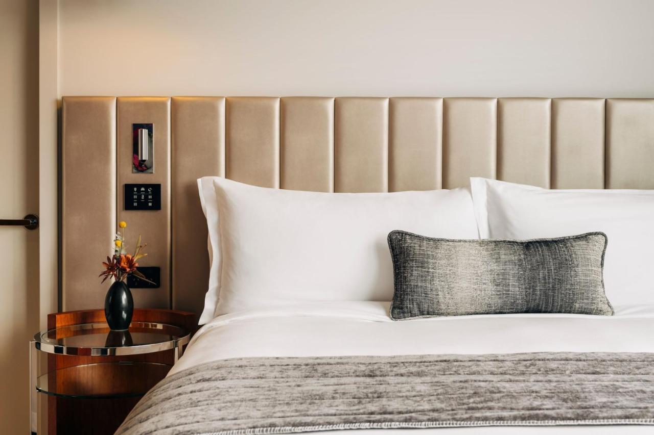 The Tasman, A Luxury Collection Hotel, ホバート エクステリア 写真 A bed with a throw pillow