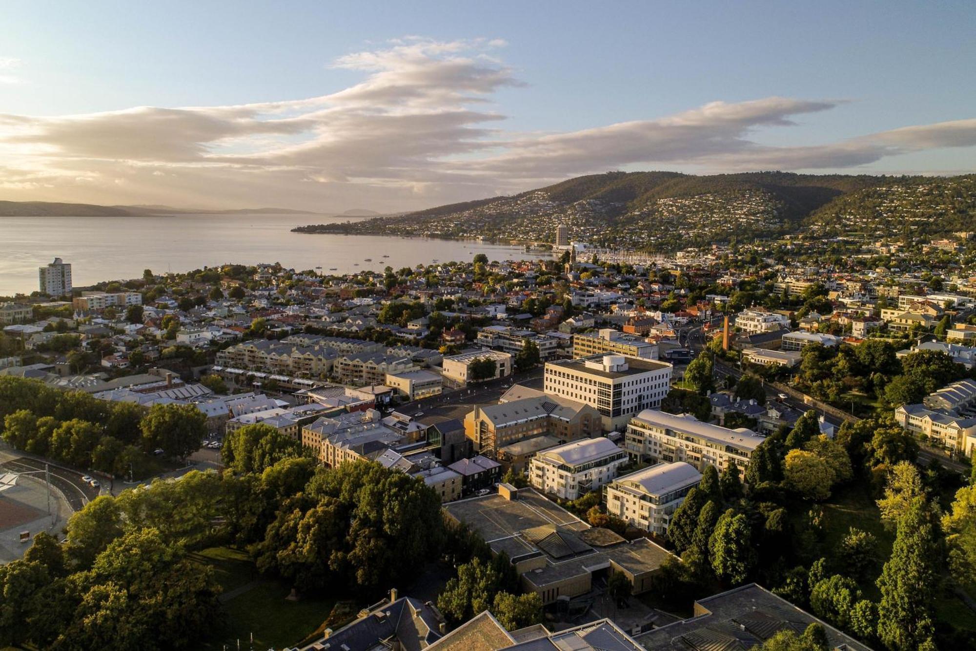 The Tasman, A Luxury Collection Hotel, ホバート エクステリア 写真 Aerial view of the campus