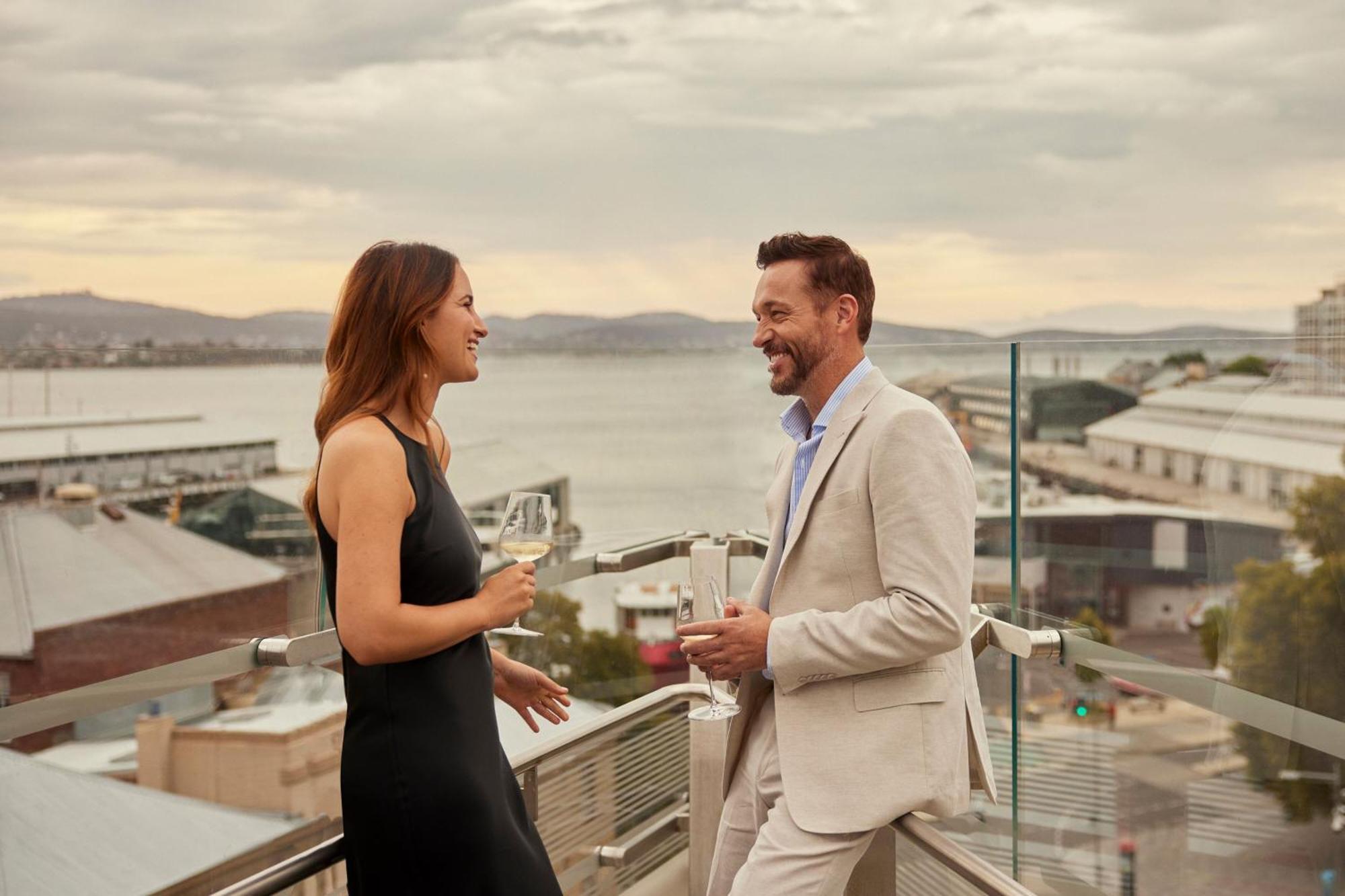 The Tasman, A Luxury Collection Hotel, ホバート エクステリア 写真 The rooftop bar at the Crowne Plaza Hotel