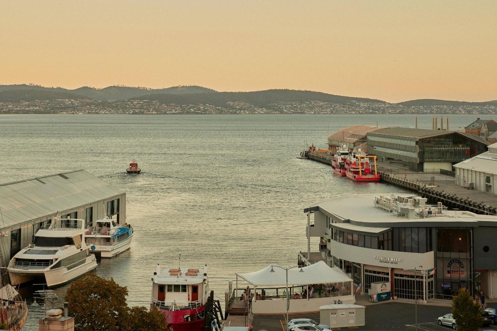 The Tasman, A Luxury Collection Hotel, ホバート エクステリア 写真 View of the bay from the ferry terminal