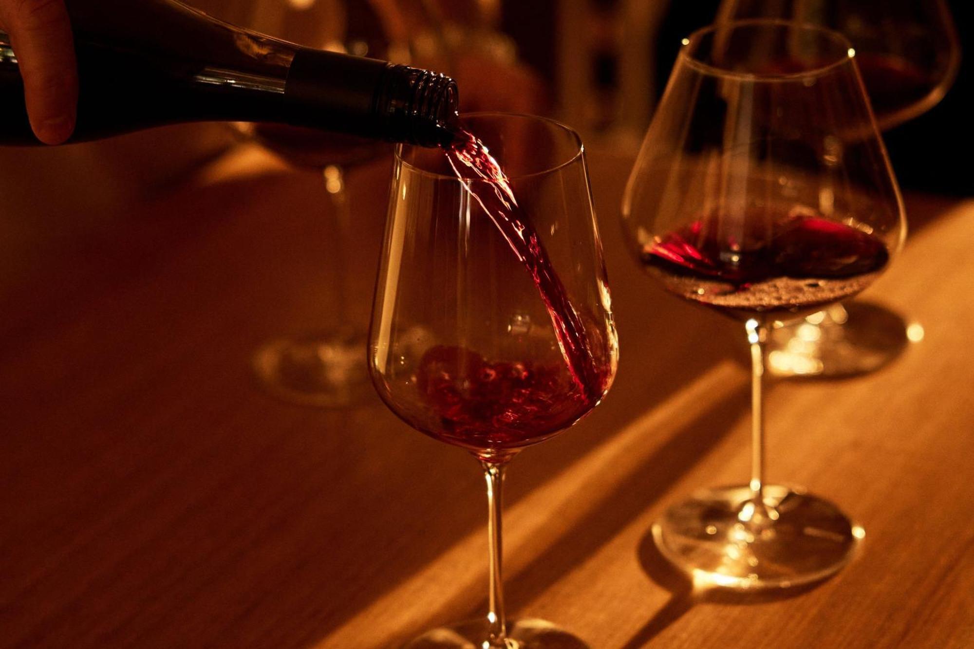 The Tasman, A Luxury Collection Hotel, ホバート エクステリア 写真 Wine being poured