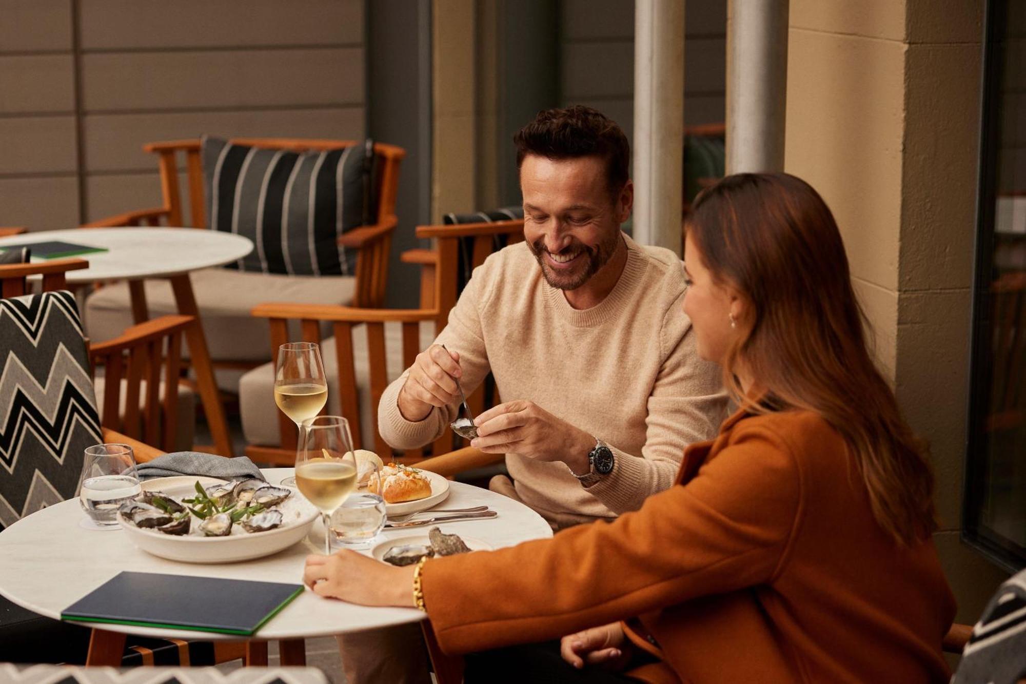 The Tasman, A Luxury Collection Hotel, ホバート エクステリア 写真 A couple dining at the restaurant