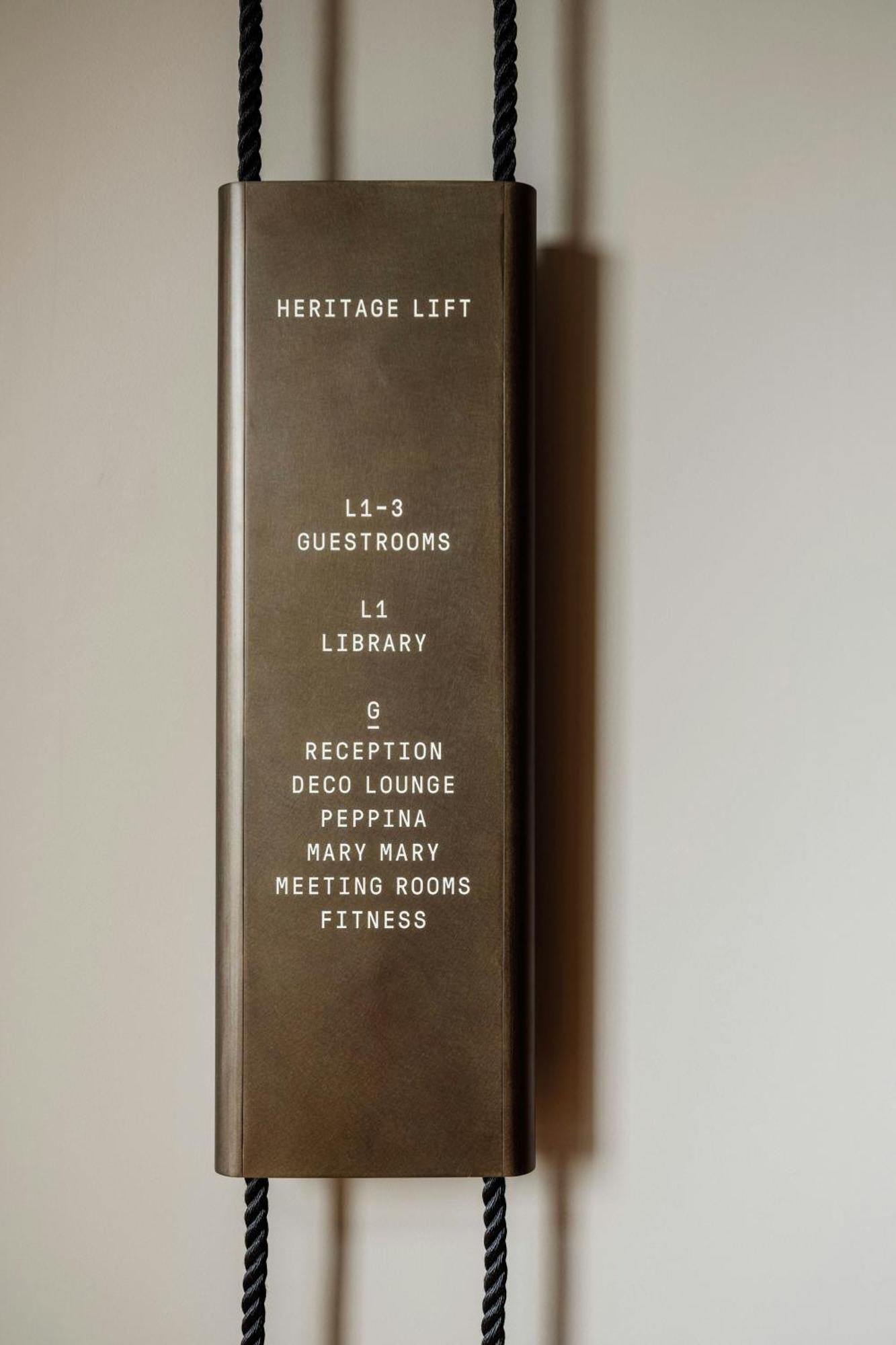 The Tasman, A Luxury Collection Hotel, ホバート エクステリア 写真 A directory sign